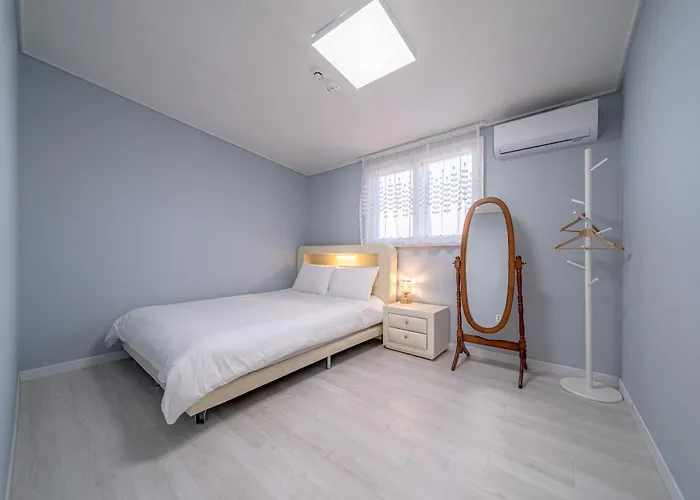 Hongdae 3 Bedroom, 2 Bathroom, King Bed *