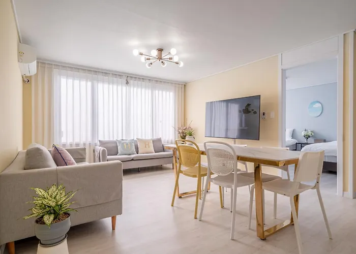 Hongdae 3 Bedroom, 2 Bathroom, King Bed *