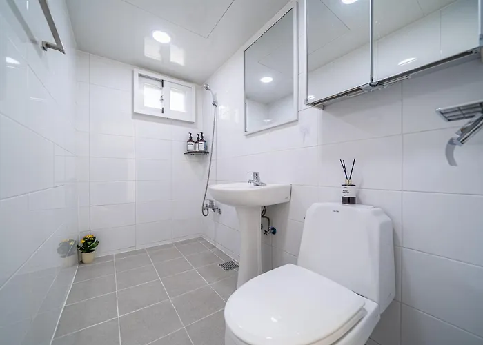 Hongdae 3 Bedroom, 2 Bathroom, King Bed 公寓 *